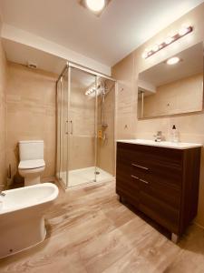 Koupelna v ubytování GR LUXURY APARTMENT FIRST LINE BEACH + 26 fotografií