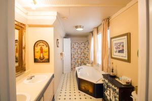 Vannas istaba naktsmītnē Tybee Island Inn Bed & Breakfast