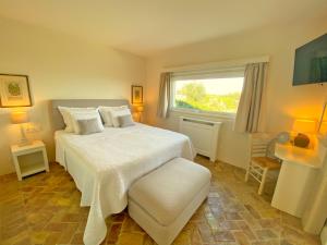 Postel nebo postele na pokoji v ubytování Paleopetres La Chataîgne - Private Pool - Sea Views - Corfu Town - + 37 fotografií