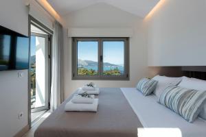 Posteľ alebo postele v izbe v ubytovaní Villa Costele with Private Sandy Beach + 37 fotografií