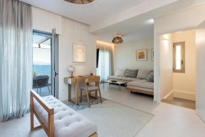 Posedenie v ubytovaní Villa Costele with Private Sandy Beach