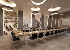 une salle de conférence avec une grande table et des chaises dans l'établissement Kayhan City Hotel, à Bursa