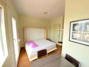 ロザスにあるAgi Josep Sabaterの小さなベッドルーム(ピンクの枕付きのベッド付)