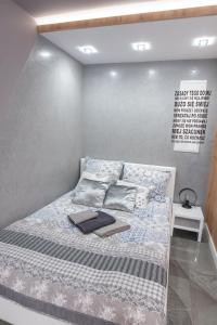 a bedroom with a bed with a sign on the wall at Apartament Panorama in Nowy Targ