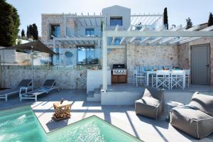 Bazén v ubytovaní Villa Costele with Private Sandy Beach alebo v jeho blízkosti