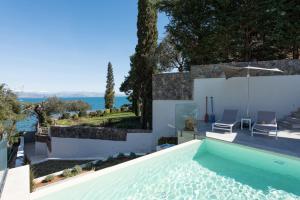 Bazén v ubytovaní Villa Costele with Private Sandy Beach alebo v jeho blízkosti