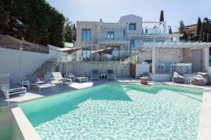 Bazén v ubytovaní Villa Costele with Private Sandy Beach alebo v jeho blízkosti