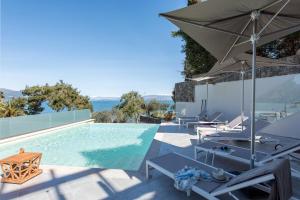 Bazén v ubytovaní Villa Costele with Private Sandy Beach alebo v jeho blízkosti