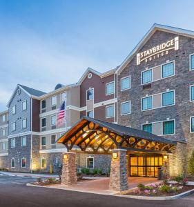 una representación de la posada en la universidad de Akron en Staybridge Suites Canton, an IHG Hotel, en North Canton