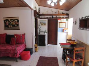 ein Wohnzimmer mit einem roten Sofa und einem Tisch in der Unterkunft My House - Casa Charme in Monchique