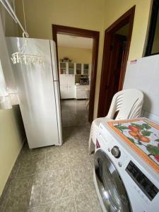 a kitchen with a refrigerator and a washing machine at Apto lindo em Alter do chão in Alter do Chao