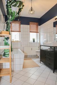 y baño con bañera y lavamanos. en Sleepwell Apartment - Klostersuite en Leipzig