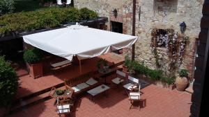 an overhead view of a patio with a white umbrella at Podere San Quirico in Castelnuovo Berardenga