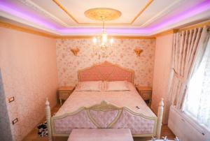 1 dormitorio con cama y lámpara de araña en Luxurious Apartment Lake View Pogradec, en Pogradec