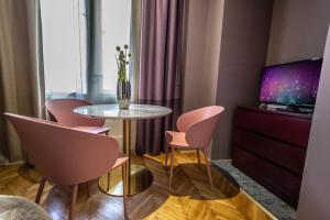 TV a/nebo společenská místnost v ubytování Colorful Day in Prague Design Apartments
