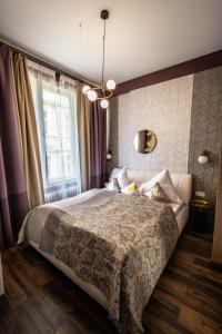 Postel nebo postele na pokoji v ubytování Colorful Day in Prague Design Apartments