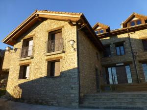 ein großes Backsteingebäude mit Treppen davor in der Unterkunft La Solana de Jaca- Casa La Sierra in Novés