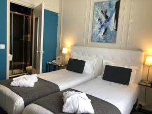 Postel nebo postele na pokoji v ubytování Hotel Dauphin