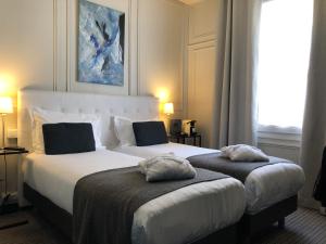 Postel nebo postele na pokoji v ubytování Hotel Dauphin