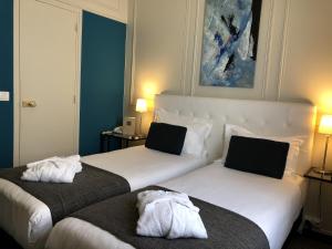 Postel nebo postele na pokoji v ubytování Hotel Dauphin