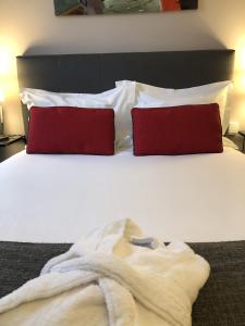 Postel nebo postele na pokoji v ubytování Hotel Dauphin