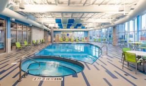 Bazén v ubytování Staybridge Suites - Saskatoon - University by IHG nebo v jeho okolí