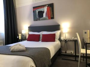 Postel nebo postele na pokoji v ubytování Hotel Dauphin