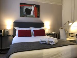 Postel nebo postele na pokoji v ubytování Hotel Dauphin