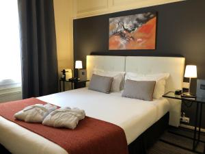 Postel nebo postele na pokoji v ubytování Hotel Dauphin