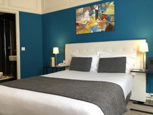 Postel nebo postele na pokoji v ubytování Hotel Dauphin