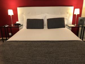 Postel nebo postele na pokoji v ubytování Hotel Dauphin