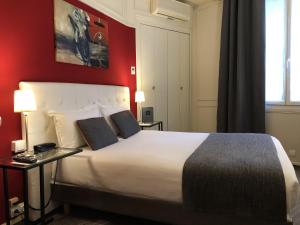 Postel nebo postele na pokoji v ubytování Hotel Dauphin