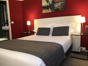 Postel nebo postele na pokoji v ubytování Hotel Dauphin