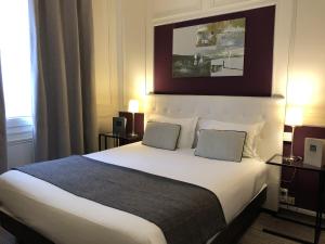 Postel nebo postele na pokoji v ubytování Hotel Dauphin
