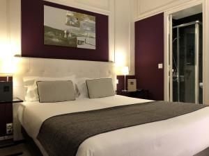 Postel nebo postele na pokoji v ubytování Hotel Dauphin