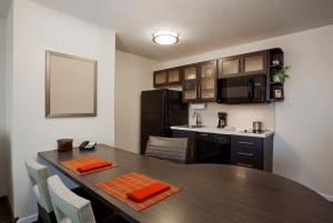 cocina y comedor con mesa en una habitación en Candlewood Suites - Grand Prairie - Arlington, an IHG Hotel, en Grand Prairie