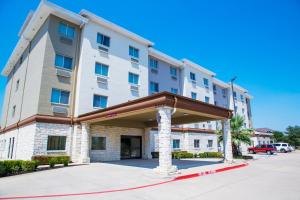 un gran edificio de apartamentos con un toldo delante de él en Candlewood Suites - Grand Prairie - Arlington, an IHG Hotel, en Grand Prairie