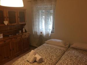 sypialnia z łóżkiem z dwoma ręcznikami w obiekcie Pomarance Apartment w mieście Pomarance