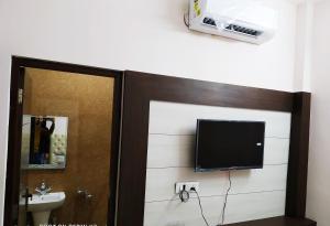 Hotel vinayak inn的电视和/或娱乐中心