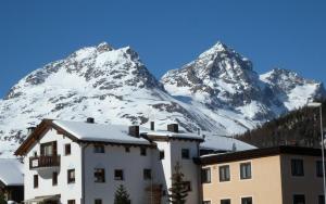 un edificio frente a una montaña nevada en Adrisa 11, en St. Moritz