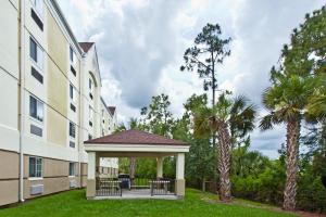 Foto da galeria de Candlewood Suites Fort Myers Interstate 75, an IHG Hotel em Fort Myers