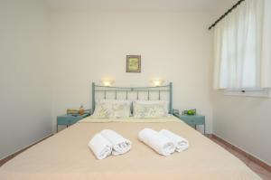 a bedroom with a bed with two towels on it at Mateus Studios in Plaka