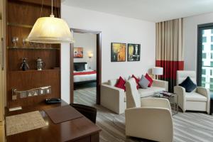 Posezení v ubytování Staybridge Suites Yas Island Abu Dhabi by IHG