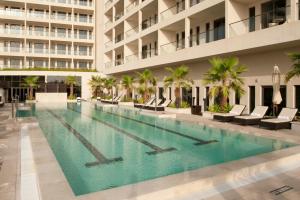 Bazén v ubytování Staybridge Suites Yas Island Abu Dhabi by IHG nebo v jeho okolí