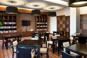 Restaurace v ubytování Staybridge Suites Yas Island Abu Dhabi by IHG