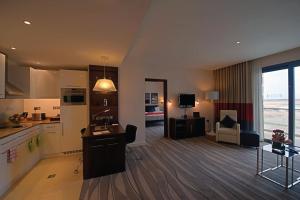 Kuchyň nebo kuchyňský kout v ubytování Staybridge Suites Yas Island Abu Dhabi by IHG