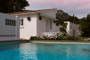 una casa blanca con piscina frente a ella en Ca l'Eli different experience, en Mont-roig