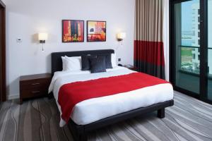 Postel nebo postele na pokoji v ubytování Staybridge Suites Yas Island Abu Dhabi by IHG
