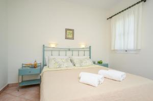 a bedroom with a bed with two towels on it at Mateus Studios in Plaka
