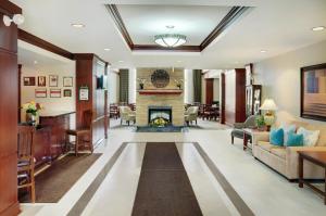 Una sala de estar con chimenea y un sofá. en Staybridge Suites Oakville Burlington by IHG, en Oakville
